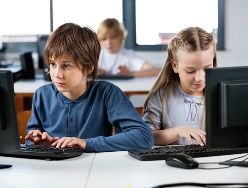 dzieci-przy-komputerach