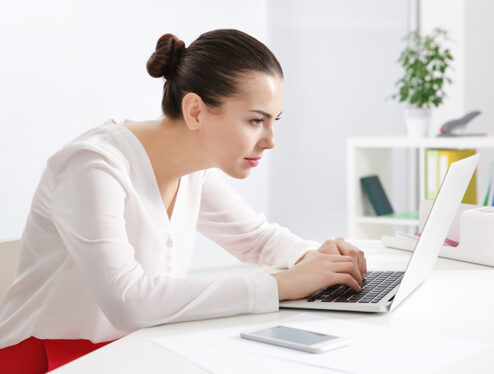 nieprawidlowa-postawa-przy-komputerze-garbienie